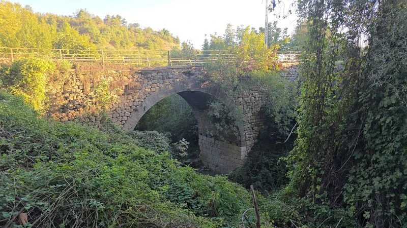 Byzantine Bridge: Strong Against Earthquakes, Vulnerable to Looters