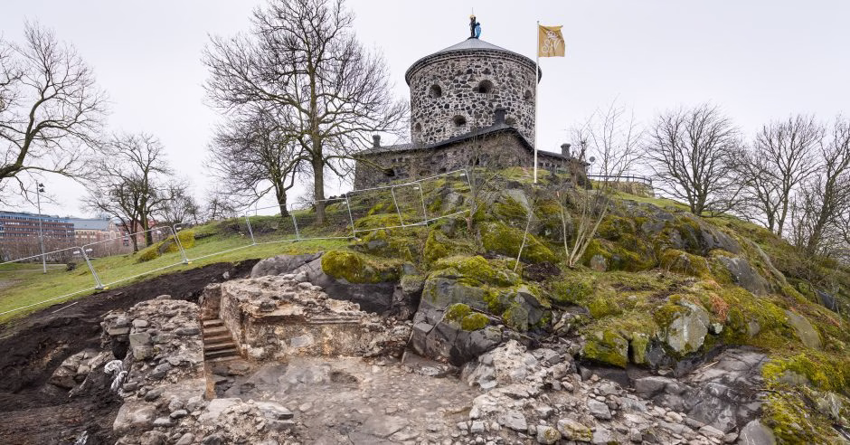 15th-Century “Testicle Dagger” Unearthed at Gullberg Fortress in Sweden