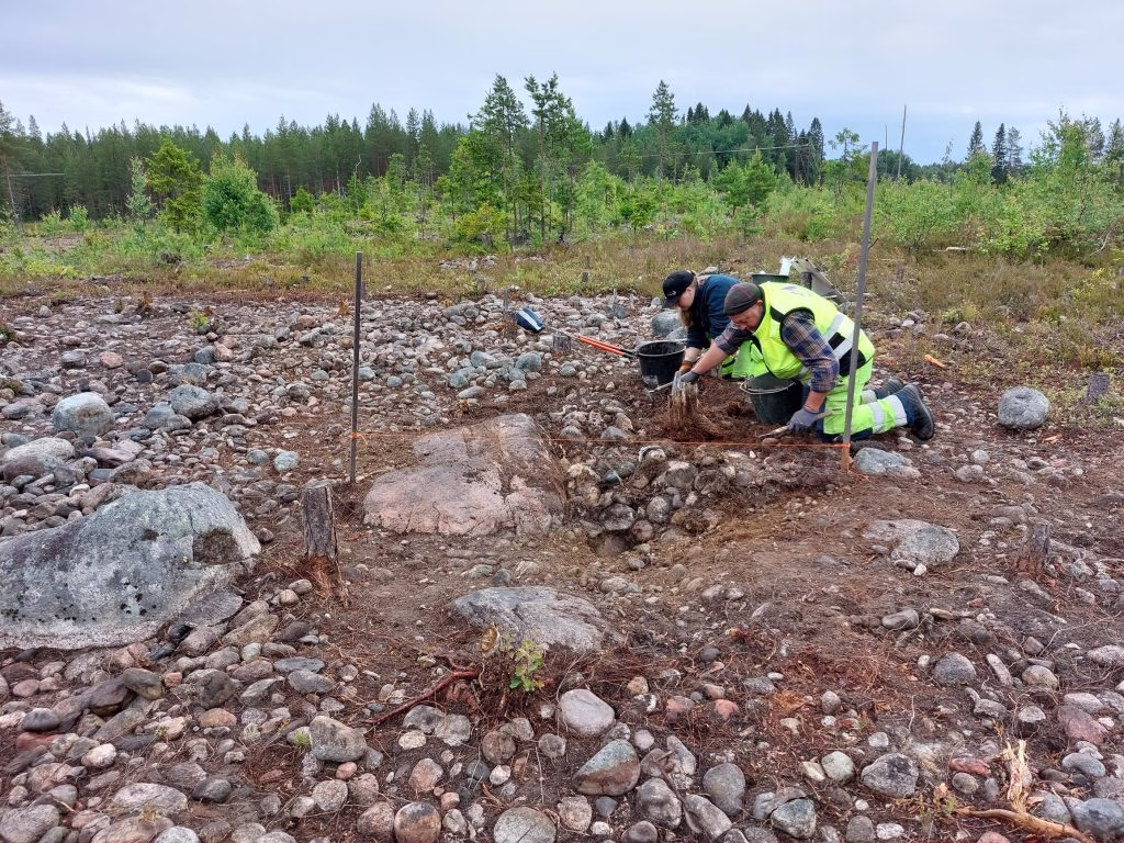 Swedish Archaeologists Discover Rare Late Bronze Age White Quartzite Arrowhead in Skellefteå