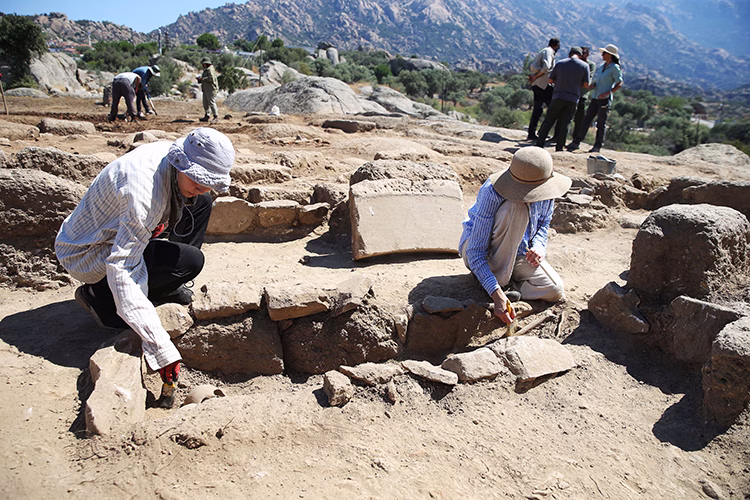Child and Adult Graves from the Byzantine Era Unearthed in the Ancient City of Herakleia