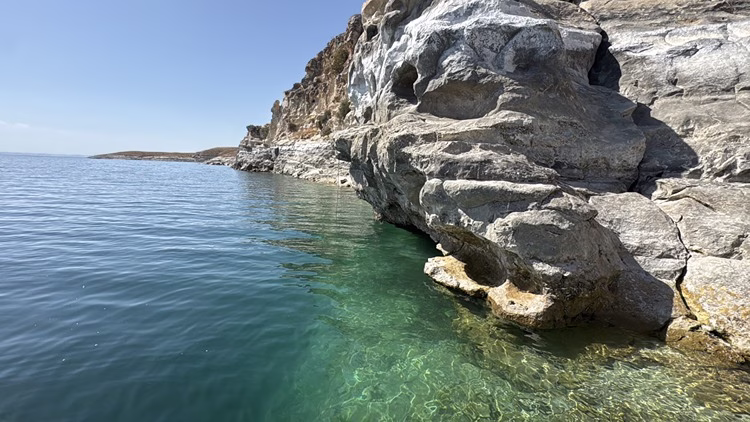 12,000-Year-Old Rock Engravings Discovered Beneath Türkiye’s Atatürk Dam Reveal One of the Oldest Hunting Scenes in the Euphrates Basin