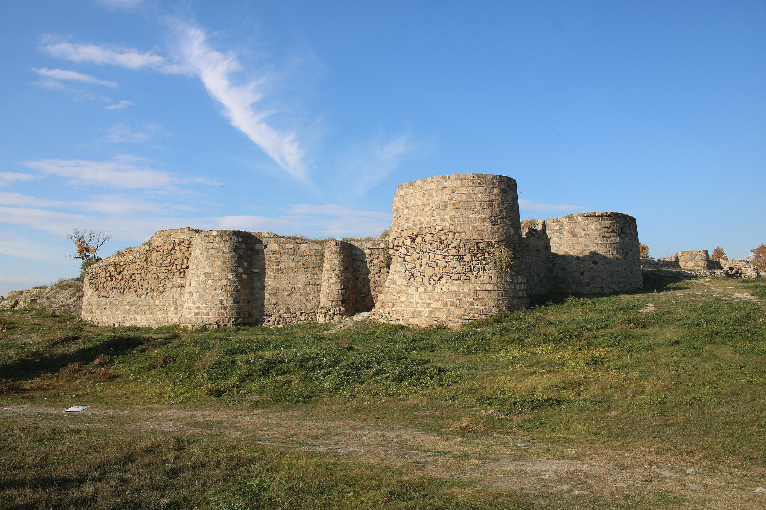 Rare 9th–10th Century Helmet and Chain-Mail Unearthed at Rustavi Fortress — A First for the South Caucasus