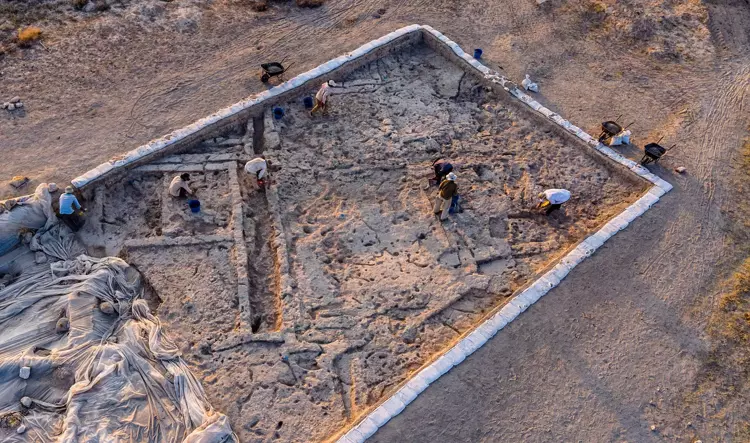 The Earliest Neolithic Street and an 8,500-Year-Old Obsidian Mirror Discovered at Canhasan in Central Turkey