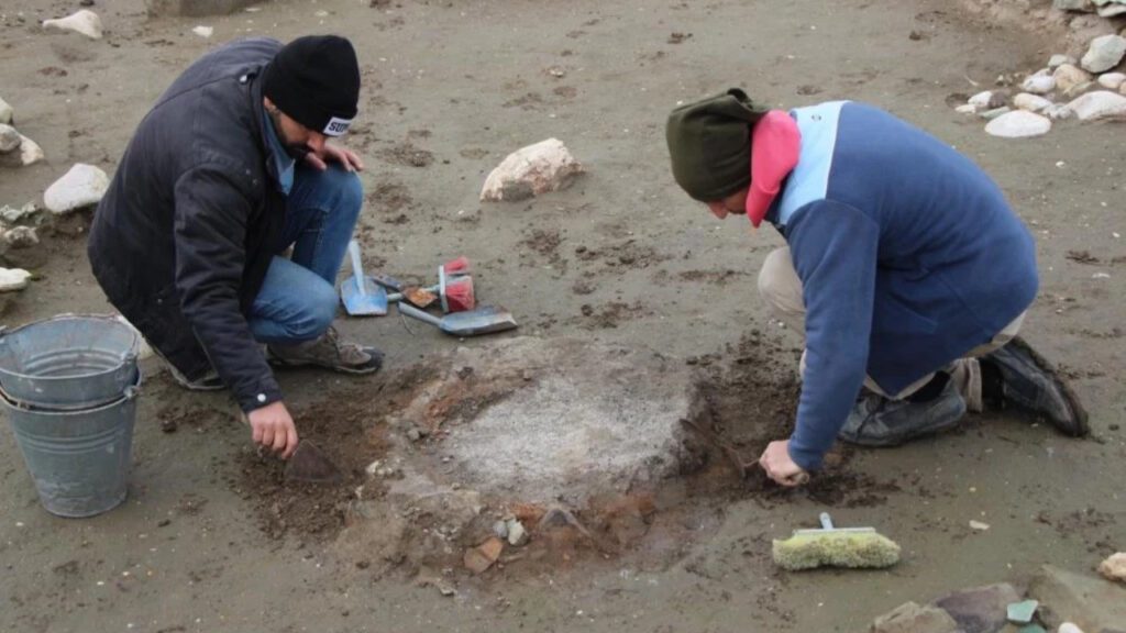 Turkish Archaeologists Unearth a 2,600-Year-Old Tandoor at Oluz Mound