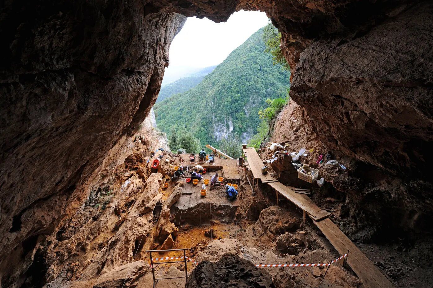 DNA Reveals the Hidden Social Life of a 3,500-Year-Old Bronze Age Community in Southern Italy