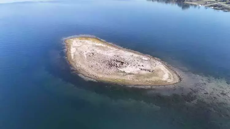 As Water Recedes, a Mosaic-Floored Ancient Structure Resurfaces in Lake Sapanca, Türkiye