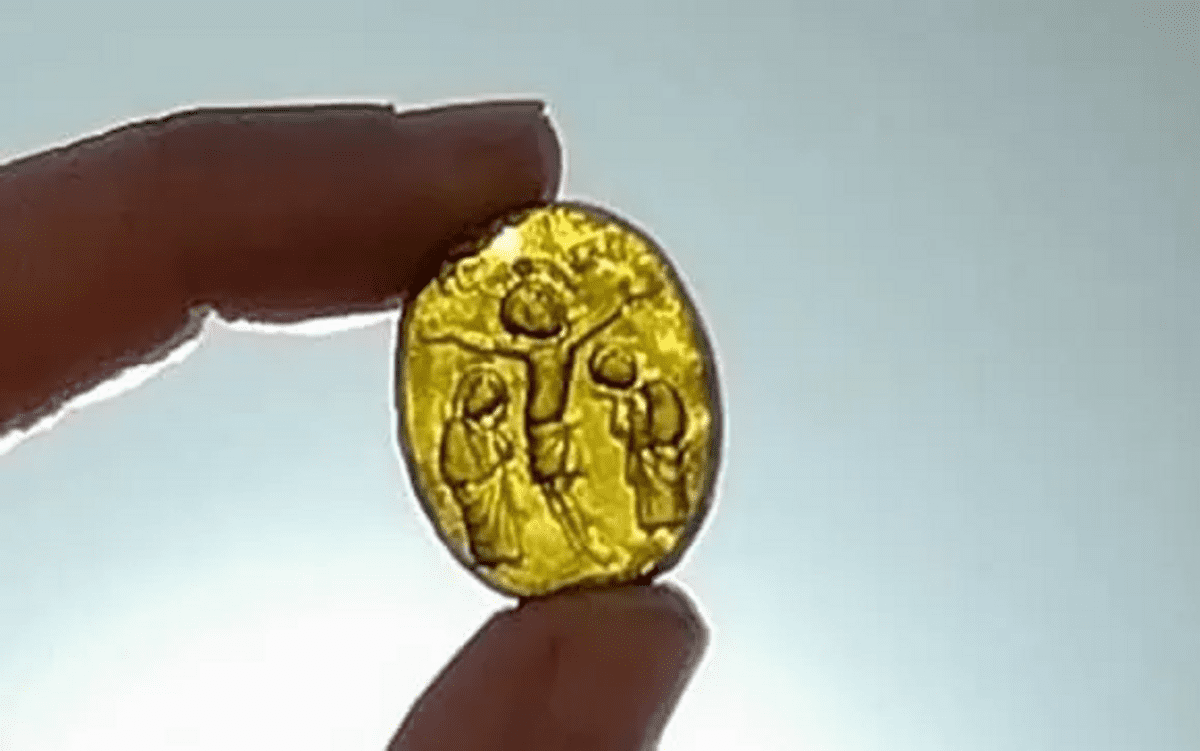 A Medieval Glass Crucifixion Jewel Emerges from England’s Largest Infrastructure Dig