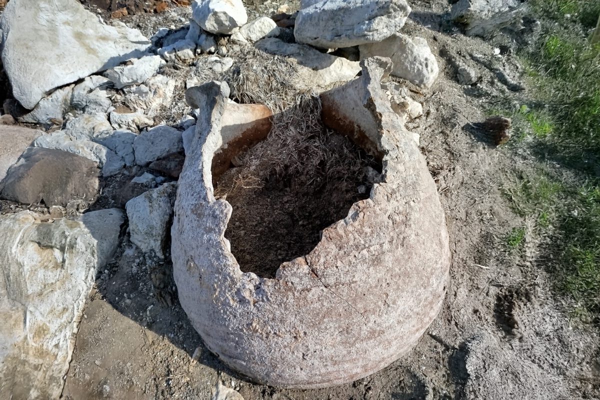 Drought Reveals Possible Ancient Jar Burials Along the Shores of Lake Eğirdir in Türkiye