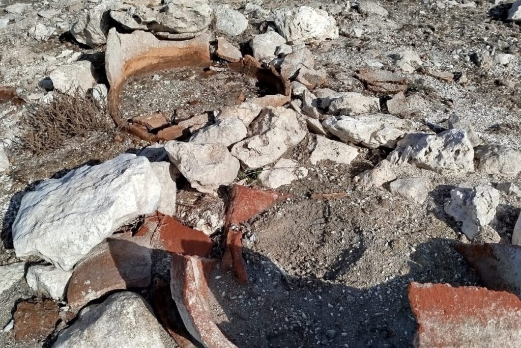 Drought Reveals Possible Ancient Jar Burials Along the Shores of Lake Eğirdir in Türkiye