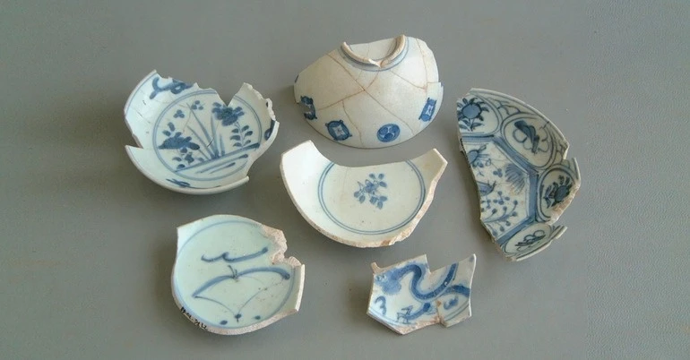These fragments of blue-and-white porcelain bowls and plates belong to the Hizen ceramic line produced in Japan during the Edo period. Credit: Vietnam.vn