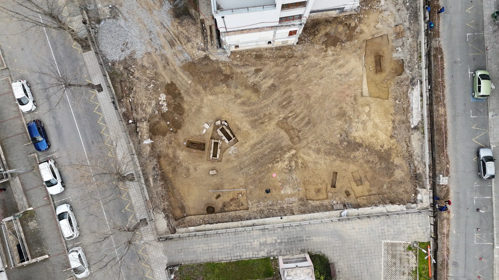 Hellenistic Tombs Unearthed in Bulgaria Reveal Rare Burial Pit and Gilded Bronze Wreath