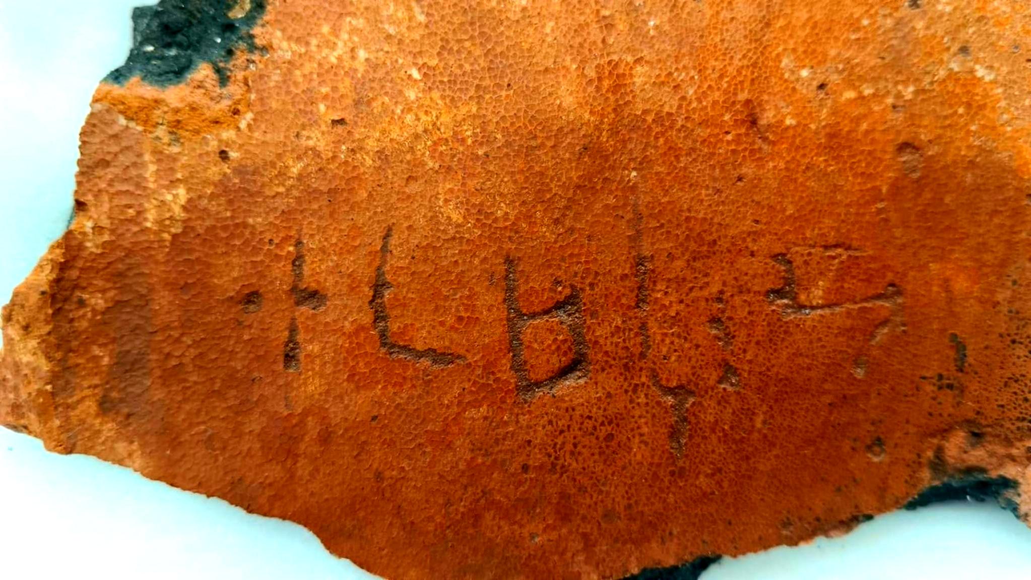 Archaeologists Discover 2,000-Year-Old Tamil-Brahmi Inscribed Potsherd in Southern India