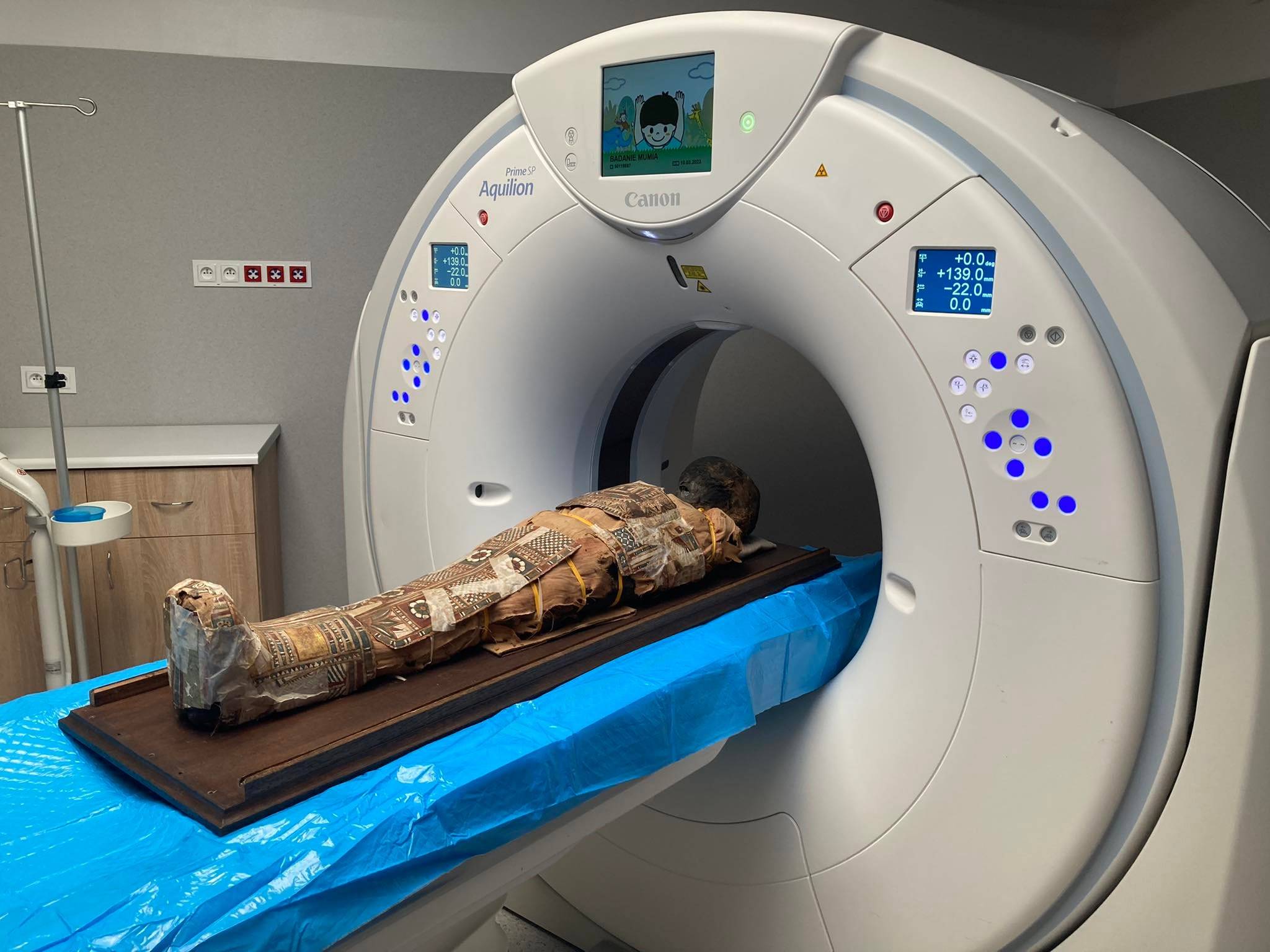 AI Scans 2,000-Year-Old Egyptian Child Mummy, Reveals Hidden Amulets and Preserved Organ