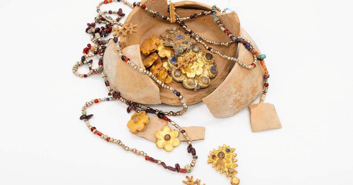 1,100-Year-Old Abbasid Gold Treasure Unearthed Along Saudi Arabia’s Ancient Hajj Route