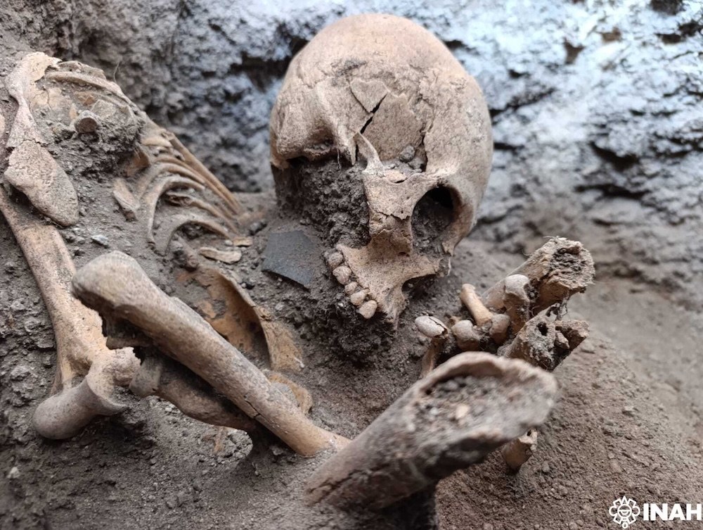 Archaeologists Find Teotihuacan-Era Tombs and 47 Miniature Vessels Near Tula