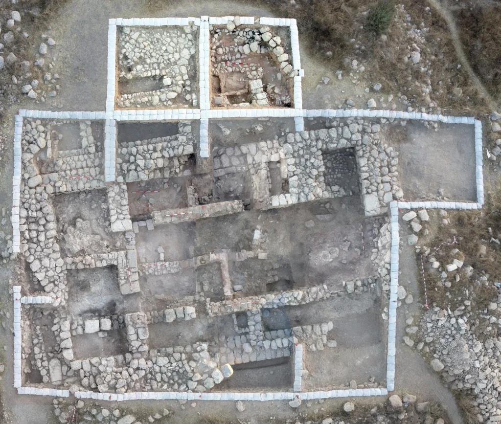 2,700-Year-Old Cult Stone Found in Assyrian-Destroyed Mansion Reopens Debate over Hezekiah’s Reform