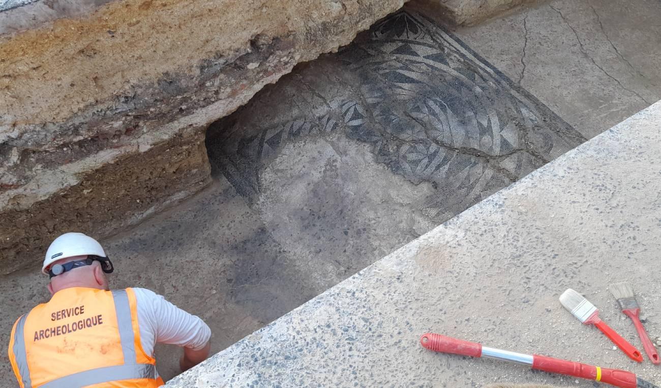 A Nearly 2,000-Year-Old Roman Mosaic Made with Two Techniques Emerges Beneath Soissons