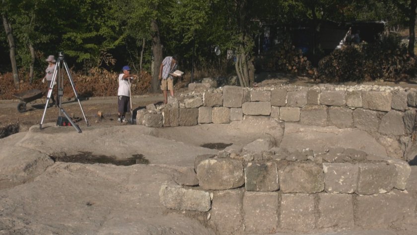 Rock-Cut Tomb Linked to a Deified Thracian Ruler Unearthed Beside a 1,700-Year-Old Mausoleum at Perperikon