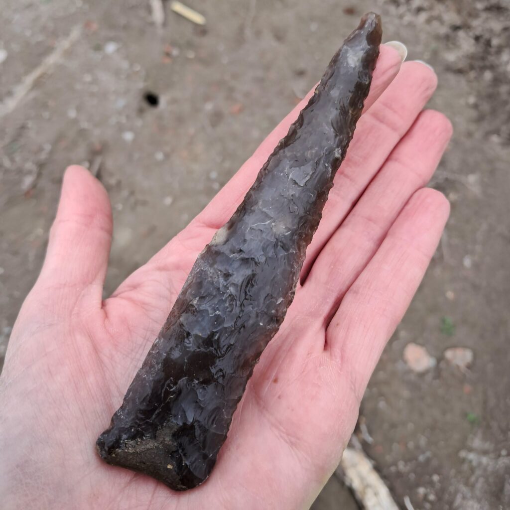Stone Age Flint Dagger Found Beneath 18th-Century Åbrostugan Cottage in Sweden Raises “Thunderstone” Question