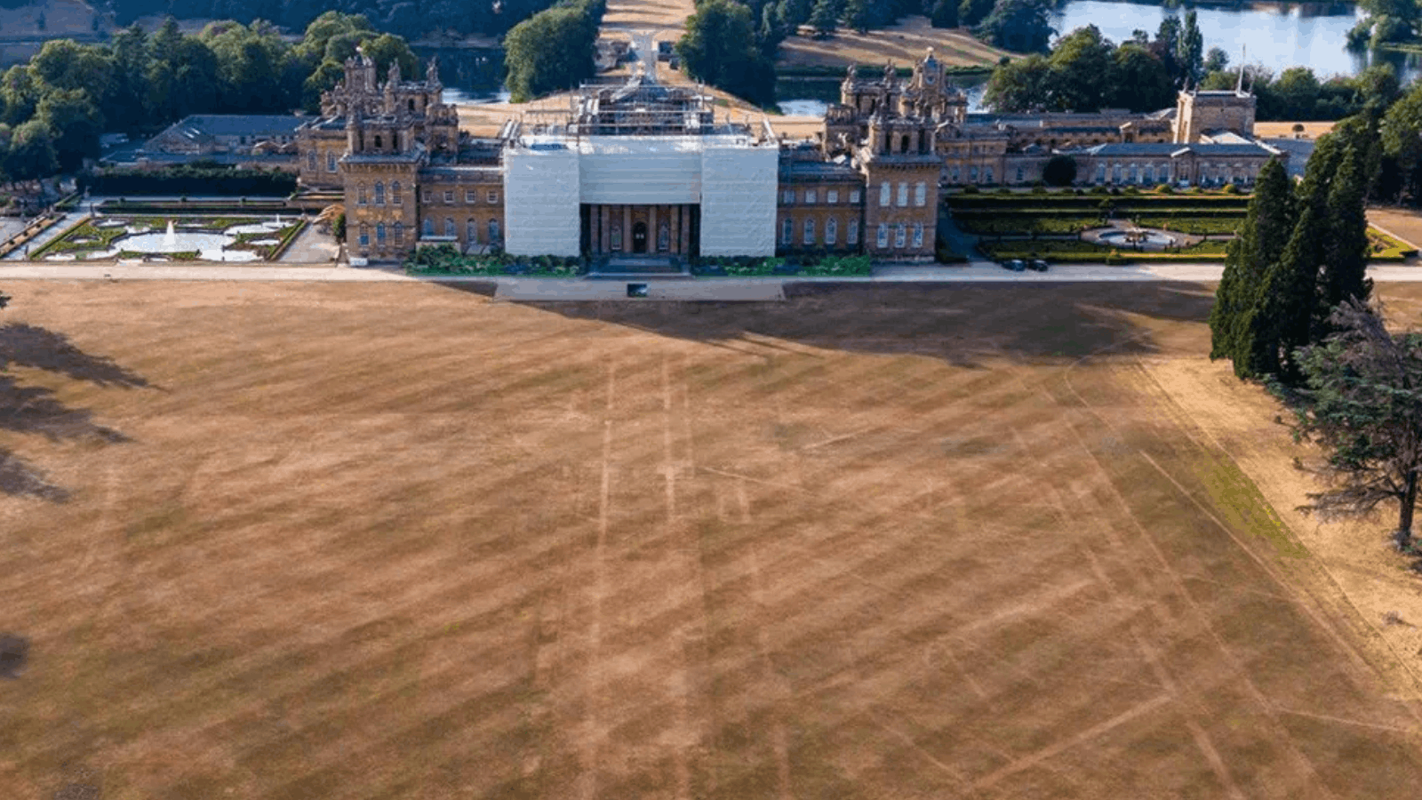 Dry Summer Reveals Lost Garden and Medieval Buildings Beneath England’s Lawns