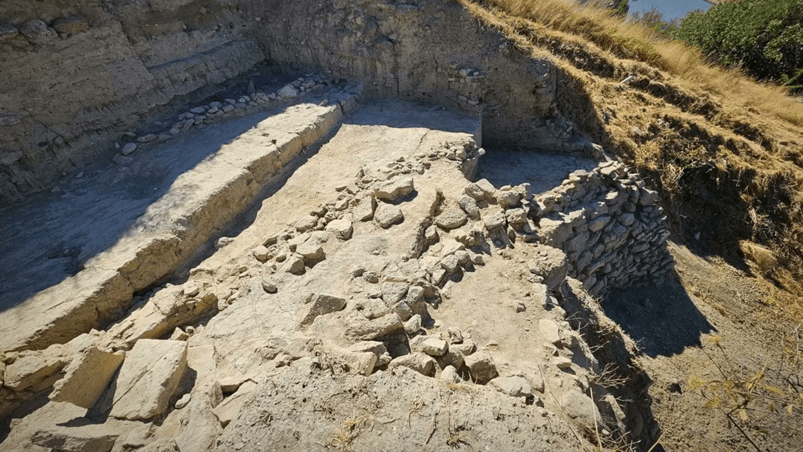 4,200-Year-Old Wall Emerges at a Vast Settlement Across the Dardanelles from Troy
