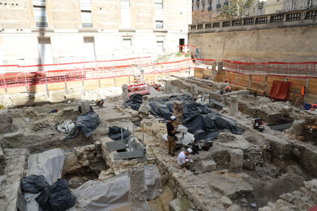 Wide view of the Hôtel-Dieu archaeological excavation in Paris.