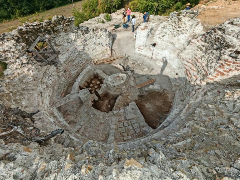 Roman imperial bath built into the monumental palace tower at Vrelo–Šarkamen
