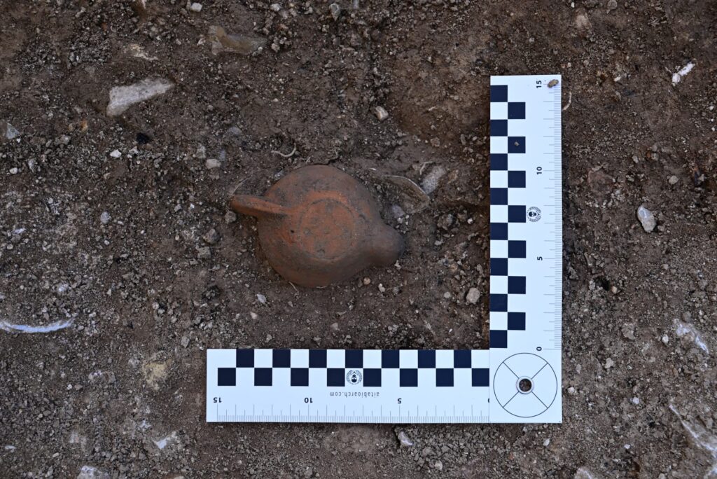 Decorated Roman ceramic oil lamp discovered in Grave 137 at Salona