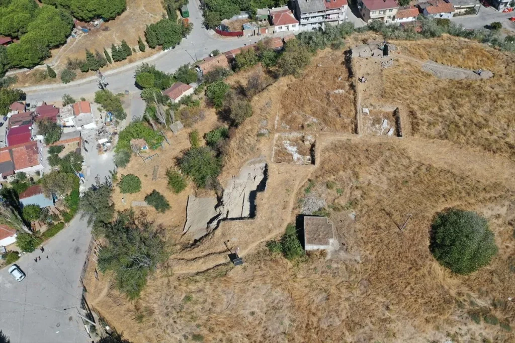 4,200-Year-Old Wall Emerges at a Vast Settlement Across the Dardanelles from Troy
