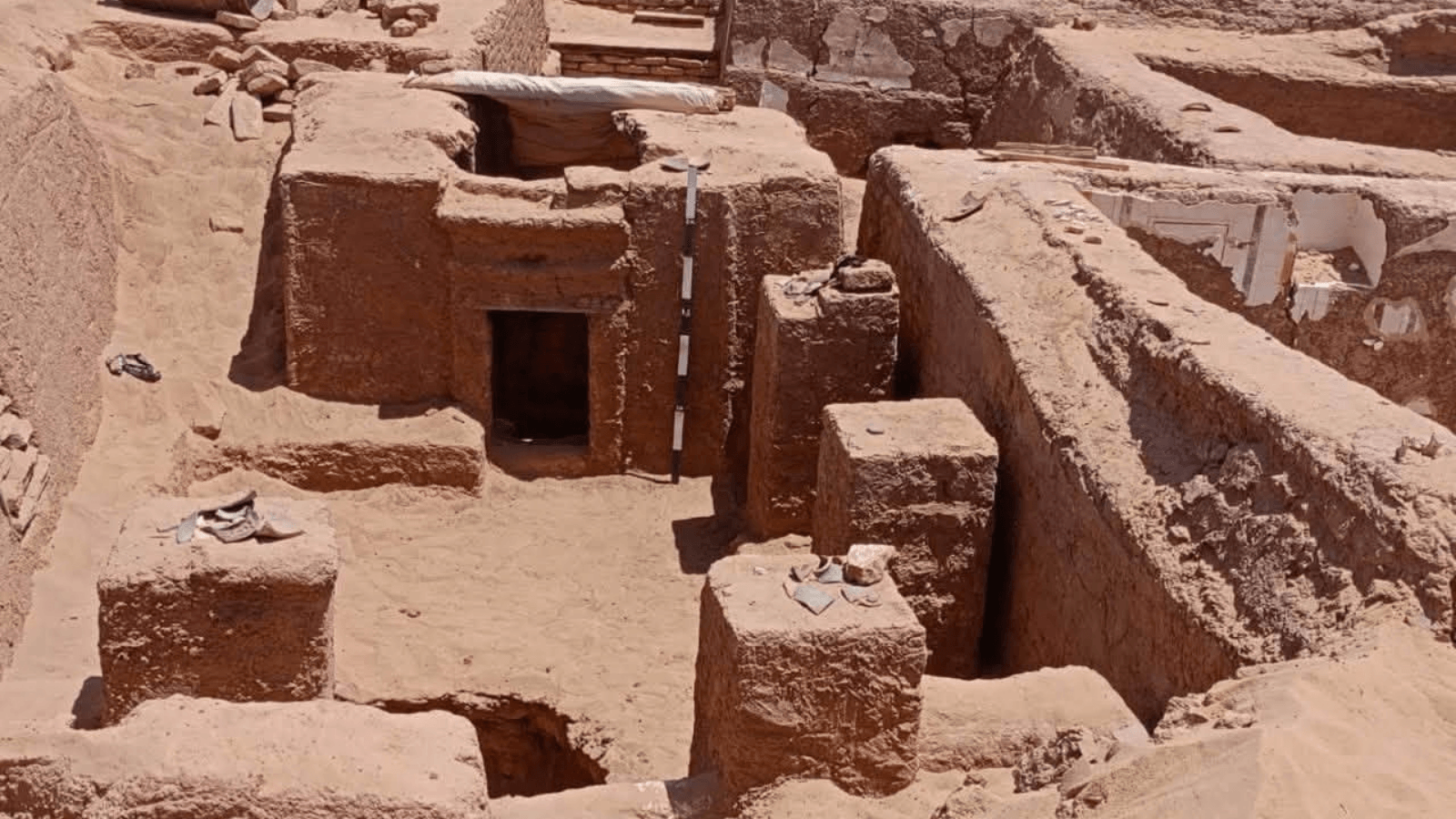 Roman-Era Pyramid Tomb in Egypt’s Dakhla Oasis Reveals a 19-Line Greek Poem