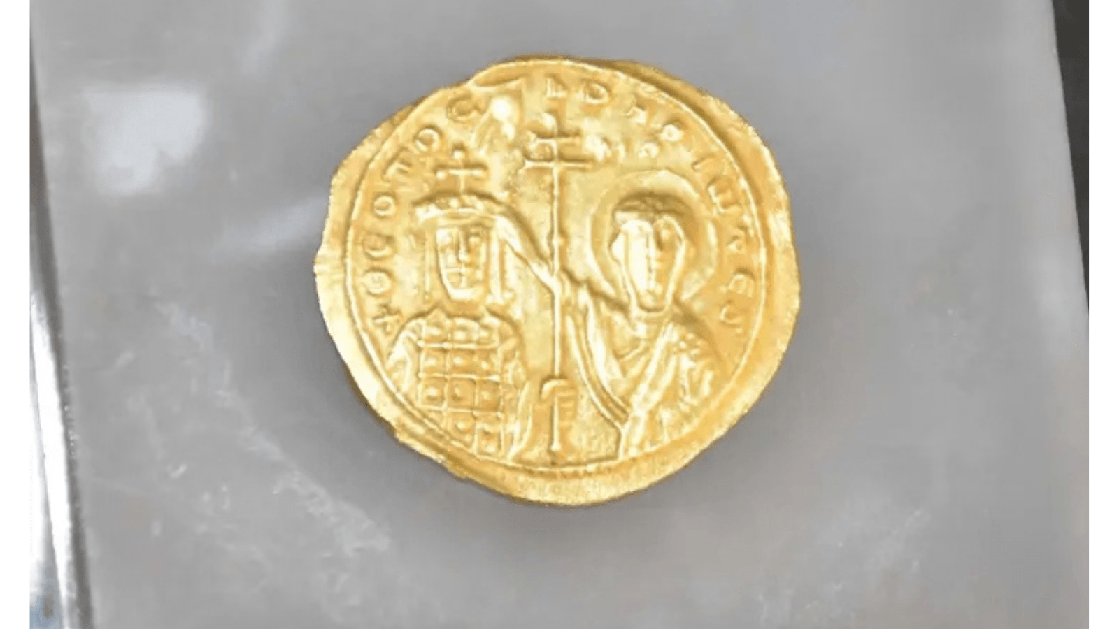 Gold Byzantine coin of John I Tzimiskes showing the emperor and the Virgin Mary.