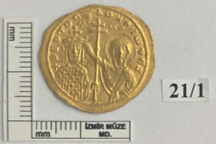 Gold Byzantine coin of John I Tzimiskes showing the emperor and the Virgin Mary.