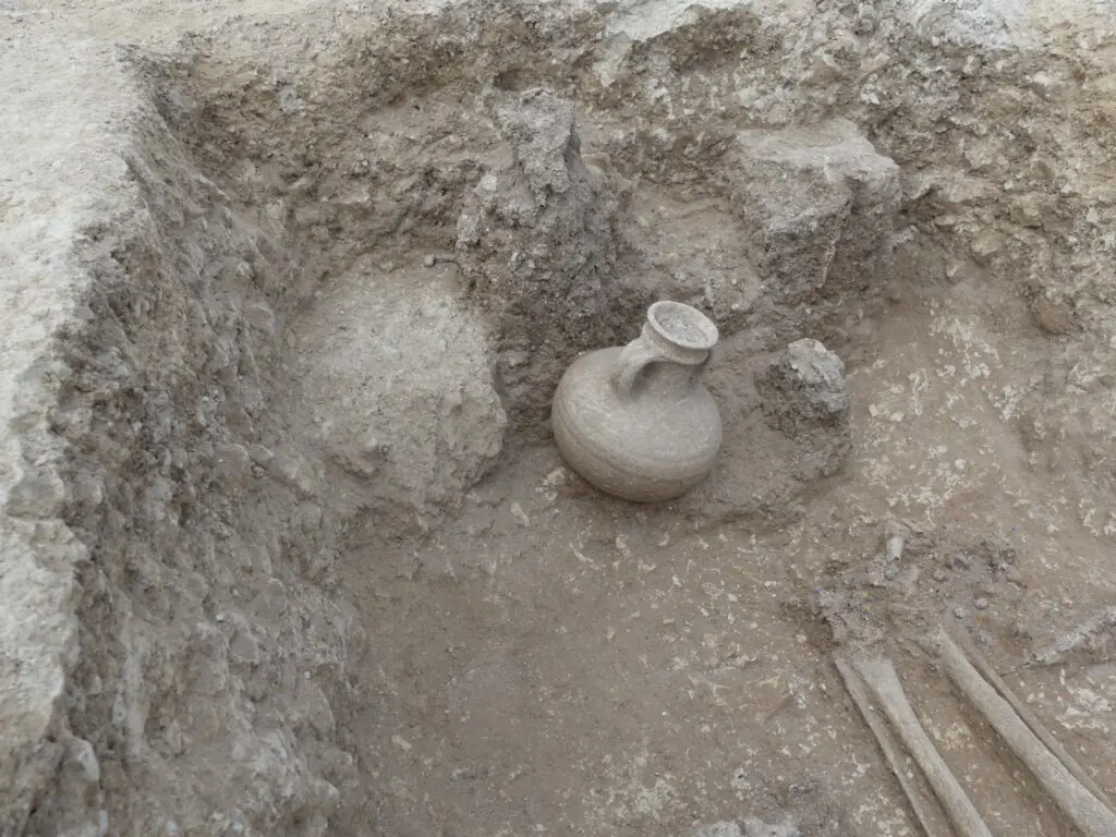 Roman amphora found beside a Late Roman burial at La Rivière-de-Corps in northeastern France.
