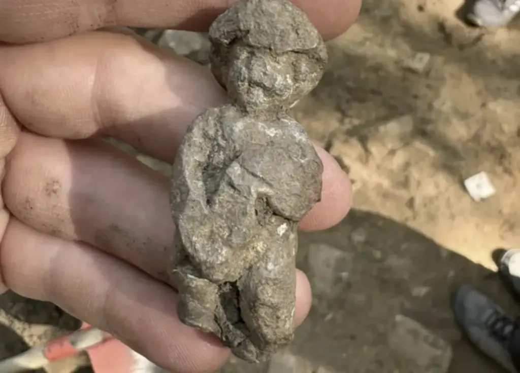 A Tiny Lead Venus Changes the Story of a Roman Village Near Ancient Aquincum