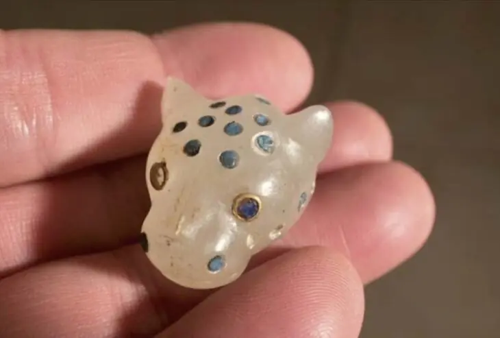 White lapis lazuli panther head with inlaid eyes from Büklükale in Central Anatolia.
