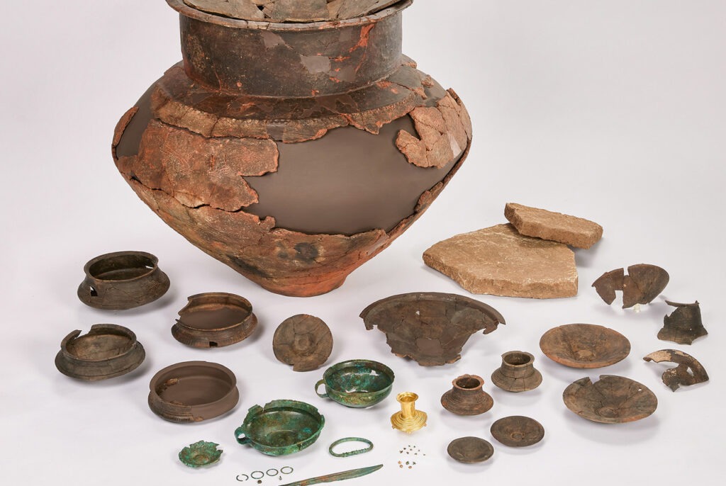 Collection of pottery, bronze objects and a gold artifact recovered from a 3,000-year-old burial in Albisheim, Germany.