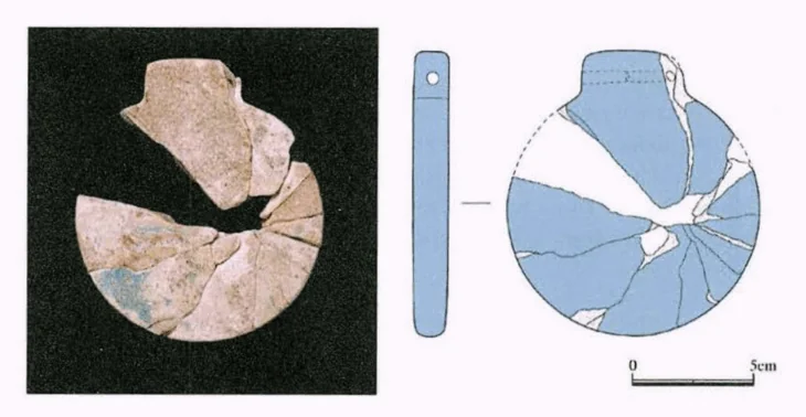 Fragments and reconstruction of a turquoise-blue glass disk pendant from Büklükale.